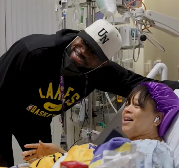 od体育官网-有爱!詹姆斯现身加州当地医院,亲切看望病人并赠予礼物